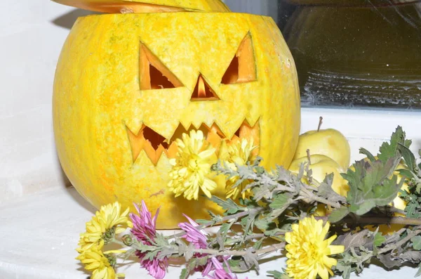 Calabaza Halloween Con Flores Otoño Manzanas —  Fotos de Stock