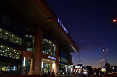 Kiev 'deki gece tren istasyonunun fotoğrafı.