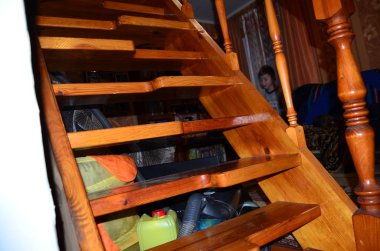 Odada tahta merdiven var.