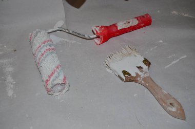 Beyaz arka planda boya silindiri ve beyaz boya fırçası