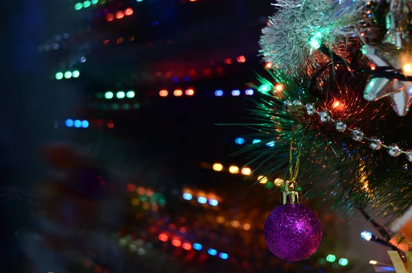 Topları Işıkları Olan Noel Ağacı — Stok fotoğraf