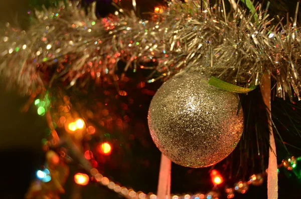 Altın Süsleri Işıkları Olan Noel Ağacı — Stok fotoğraf