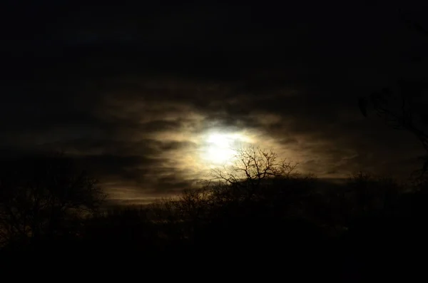 满月和云彩 — 图库照片