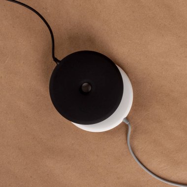 Kağıt üzerinde cep telefonu için siyah beyaz kablosuz şarj cihazları