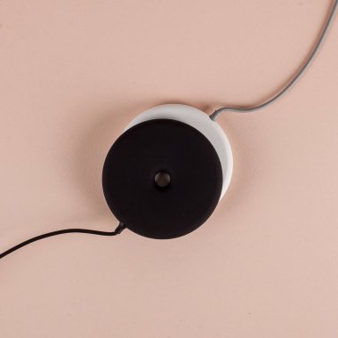 Kağıt üzerinde cep telefonu için siyah beyaz kablosuz şarj cihazları