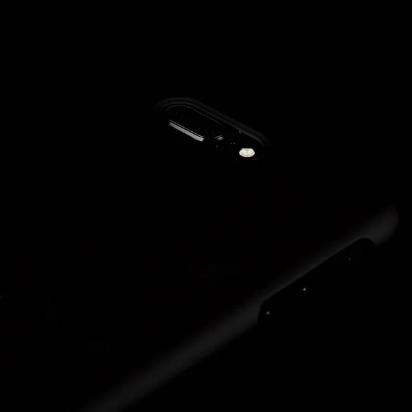 Telefono cellulare Bleck nel caso su sfondo nero — Foto Stock