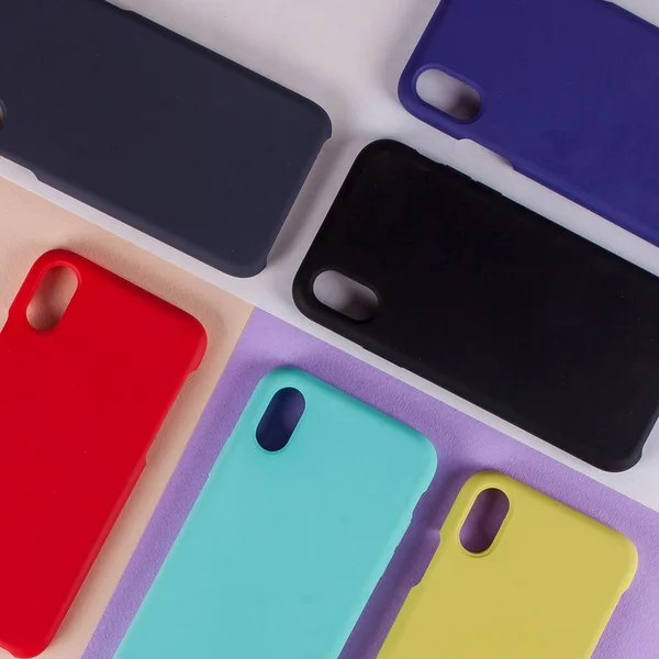 Cep telefonu kılıfları çok renkli kağıdın arka planında çeşitli renkler