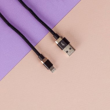 Renkli kağıt arkaplanda cep telefonu için kullanıcı kablosu