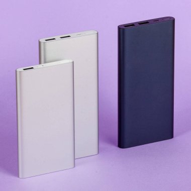 Kağıt üzerinde cep telefonu için siyah ve gümüş usb güç bankası