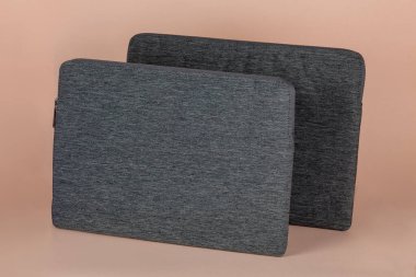 Gri dizüstü bilgisayar kumaş çantası bej arka planda