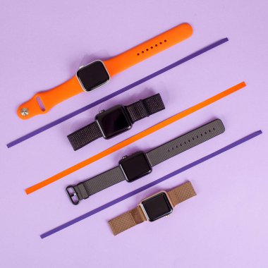 Renkli arkaplanda farklı kayışlara sahip akıllı saatler