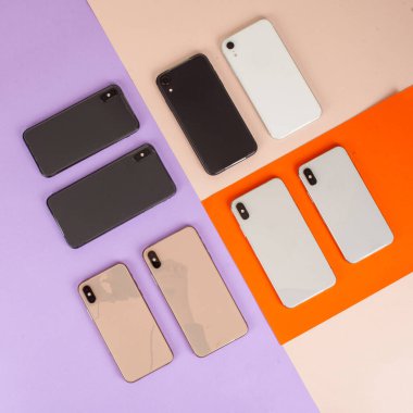 Renkli kağıt arkaplanda modern akıllı telefon