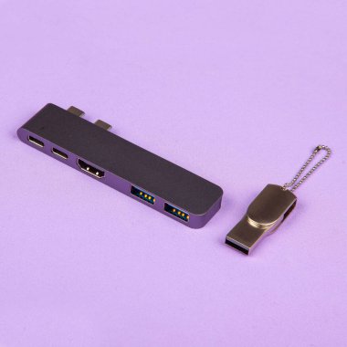 Dizüstü bilgisayarda flash diski olan C tipi bağlantı için Usb merkezi