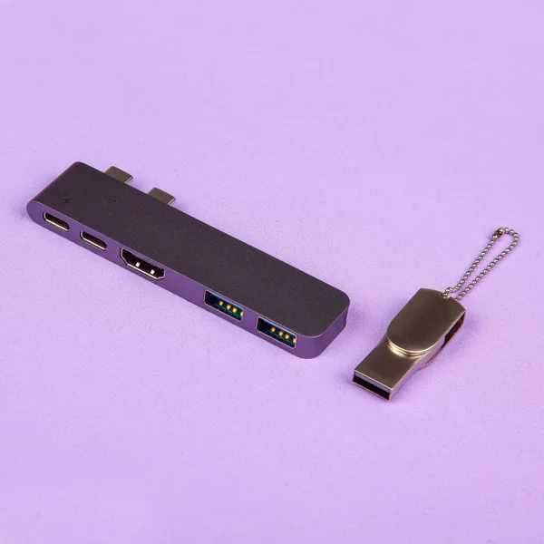 Dizüstü bilgisayarda flash diski olan C tipi bağlantı için Usb merkezi