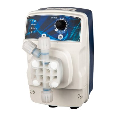 Beyaz üzerine izole havuz için Samll beyaz plastik diyafram pompası.