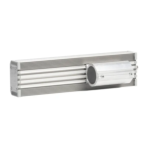 Industrial LED osvětlení bar v kovovém pouzdře pro montáž na potrubí izolované na bílém pozadí. — Stock fotografie