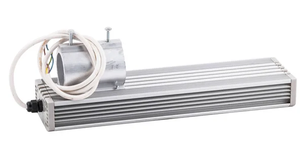 Barre lumineuse industrielle en aluminium LED pour montage sur tuyau pour usage extérieur isolé sur fond blanc . — Photo