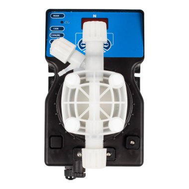 Beyaz arkaplanda izole edilmiş siyah plastik diyafram pompası.