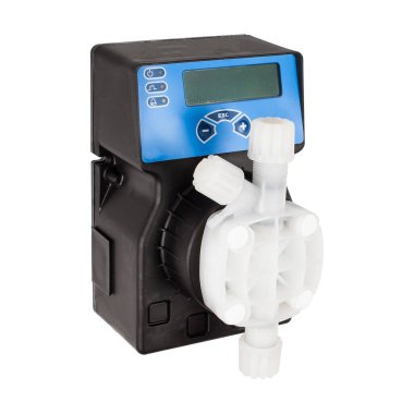 Beyaz arkaplanda izole edilmiş siyah plastik diyafram pompası.