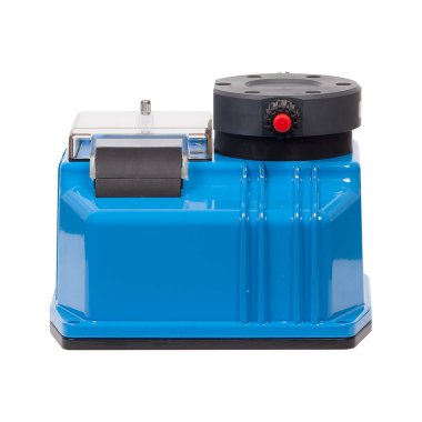 Mavi endüstriyel su pompası beyaz arka planda izole kontrollü..