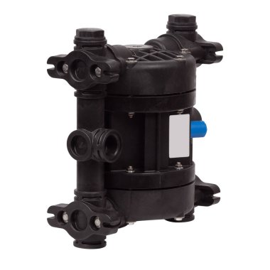 Beyaz arkaplanda izole edilmiş yeni siyah plastik çift diyafram pompası.