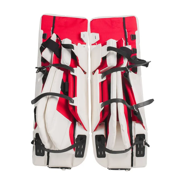 Cuscinetti protettivi per gambe in bianco e rosso per hockey su ghiaccio isolati su sfondo bianco . — Foto Stock