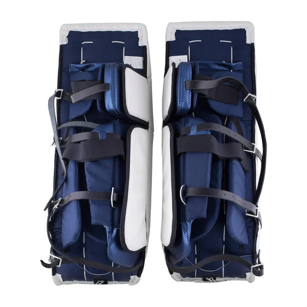 Cuscinetti per gambe protettivi per hockey su ghiaccio bianchi e blu isolati su sfondo bianco . — Foto Stock