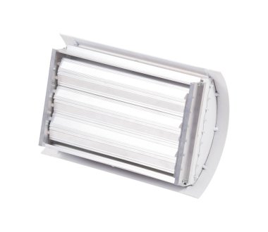 Arz ve egzoz havalandırma ızgaraları beyaz arka planda