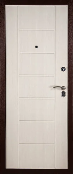 Фронтальное изображение закрытой бежевой двери, изолированной на белом фоне — стоковое фото