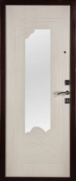 白を基調とした鏡面の閉じたベージュの扉の正面像 — ストック写真