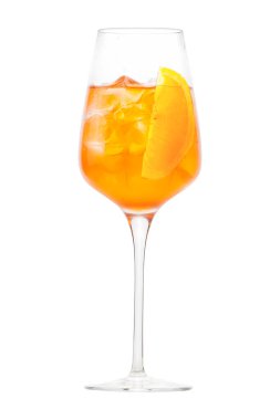 Aperol Spritz beyaz şarap bardağında izole edilmiş.