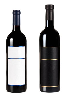 Beyaz arka planda izole edilmiş kırmızı şarap etiketli iki şişe.