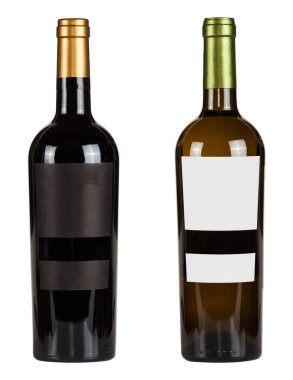Beyaz arka planda izole edilmiş kırmızı şarap etiketli iki şişe.