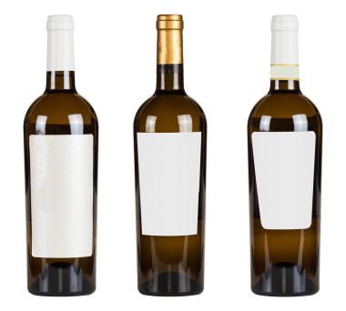 Beyaz arka planda boş kepçeli şarap şişeleri.