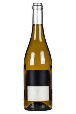 Beyaz arka planda boş kepçe ile beyaz şarap şişesi