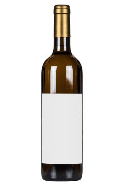 Beyaz arka planda boş kepçe ile beyaz şarap şişesi