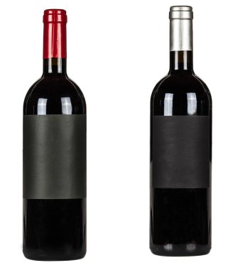 Beyaz arka planda izole edilmiş kırmızı şarap etiketli iki şişe.