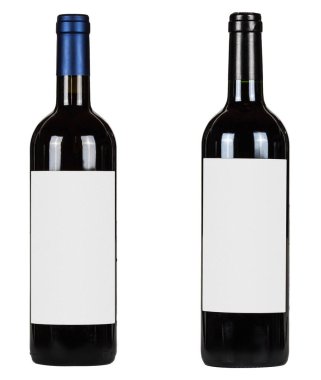 Beyaz arka planda izole edilmiş kırmızı şarap etiketli iki şişe.