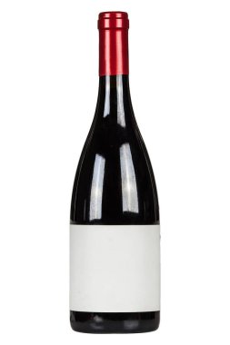 Beyaz arka planda boş lable ile kırmızı şarap şişesi