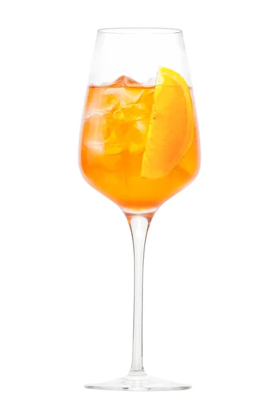 Aperol Spritz у винному склі, ізольованому на білому — стокове фото