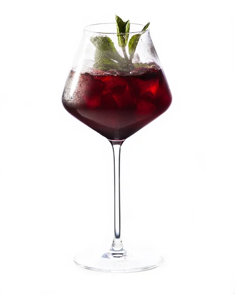 Röd Aperol Spritz cocktail isolerad på vit bakgrund — Stockfoto