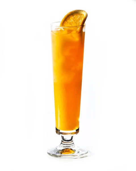 Cocktail med orange juice och isbitar på vit bakgrund — Stockfoto