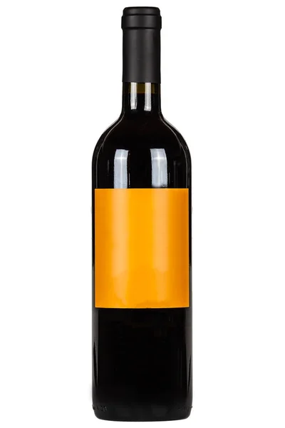Червона пляшка вина з апельсиновою етикеткою ізольована на білому — стокове фото