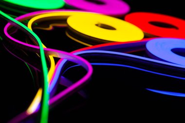 Esnek bantlı neon esneme siyah arkaplanda farklı renklerde.