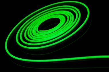 Siyah arkaplanda yeşil esnek bantlı neon esnek.