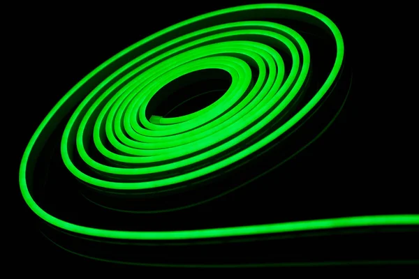 Siyah arkaplanda yeşil esnek bantlı neon esnek.