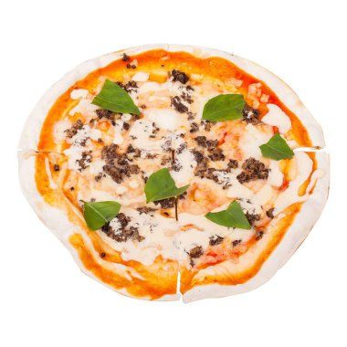 Kızarmış morellalı pizza, mozarella, domates sosu, mantar sosu ve beyaz arka planda izole edilmiş fesleğen..