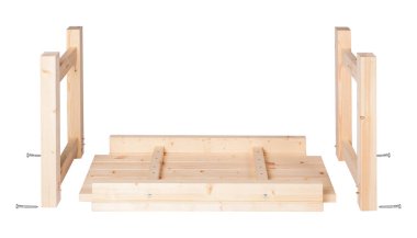 Tahta masa parçaları beyaz arkaplanda parçalandı.