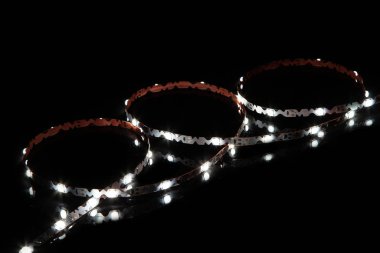 Siyah arkaplanda soğuk beyaz şerit.