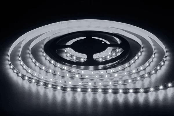 Siyah arka planlı soğuk beyaz öncü şerit..